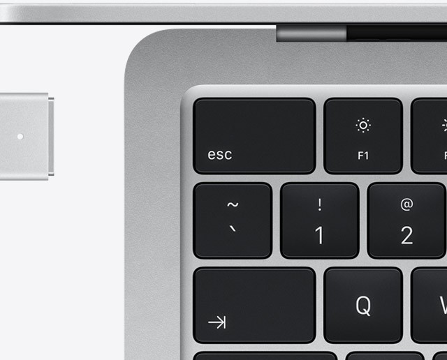 MDH94 مک بوک ایر M5 13 اینچ نقره&zwnj;ای؛ جزئیات اتصال MagSafe و کیبورد در رنگ نقره&zwnj;ای