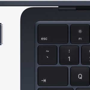 جزئیات اتصال MagSafe و کیبورد در رنگ میدنایت — MDHG4