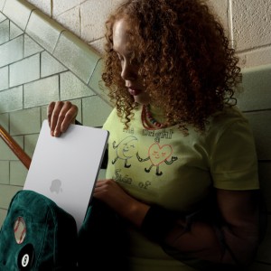 حمل روزمره MacBook Air M5؛ تصویر رسمی اپل از کاربرد خانواده محصول — MDVF4