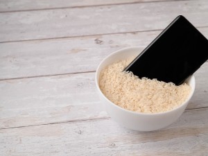  اپل رسماً اعلام کرده که قرار دادن آیفون خیس در برنج نه تنها کمکی نمی‌کند، بلکه می‌تواند به آن آسیب هم برساند. ذرات ریز برنج می‌توانند به...