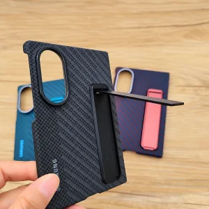 نمای واقعی پایه نگهدارنده و بافت کاور Carbon Stand گلکسی Z Fold 8