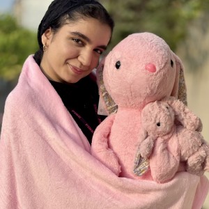 پتو بالشتی خرگوش صورتی عروسک به دست