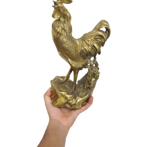 مجسمه خروس برنزی نماد سال تولد