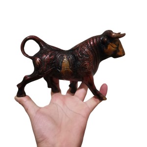 مجسمه گاو برنزی قدیمی