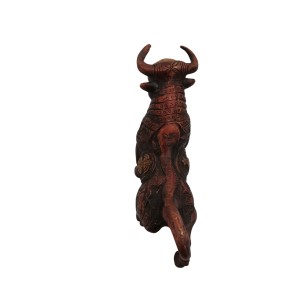 مجسمه گاو برنزی قدیمی