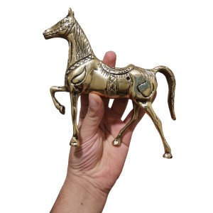 مجسمه برنجی اسب نماد سال تولد