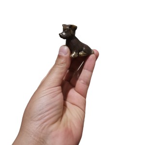 مجسمه سگ برنزی نماد حیوان سال تولد