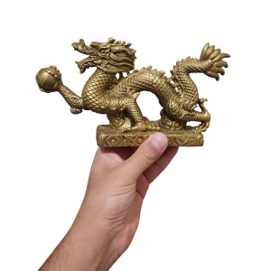 مجسمه اژدها برنزی نماد حیوان سال تولد