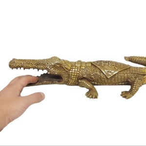 مجسمه تمساح برنزی