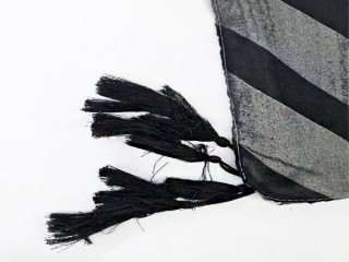 شال نخی پاییزه طرح ورونا ترکیب رنگ سیاه و سفید کد 1007