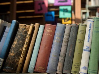 "خط و رنگ"  نویسنده: ایزاک بابل مترجم: مژده دقیقی