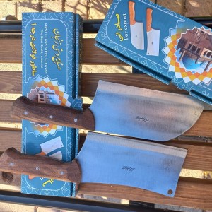 ساطور مصطفی جنس تیغه فولادی (صربستانی سفارشی قیمت یک جفت در تصویر ۸۲۰۰۰۰ هزار تومان)