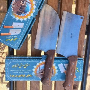 ساطور مصطفی جنس تیغه فولادی (صربستانی سفارشی قیمت یک جفت در تصویر ۸۲۰۰۰۰ هزار تومان)