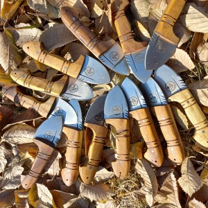 چاقو تیز به همراه غلاف هدیه