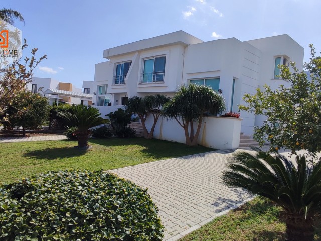 ویلایی سه خوابه واقع در مرکز شهر گیرنه