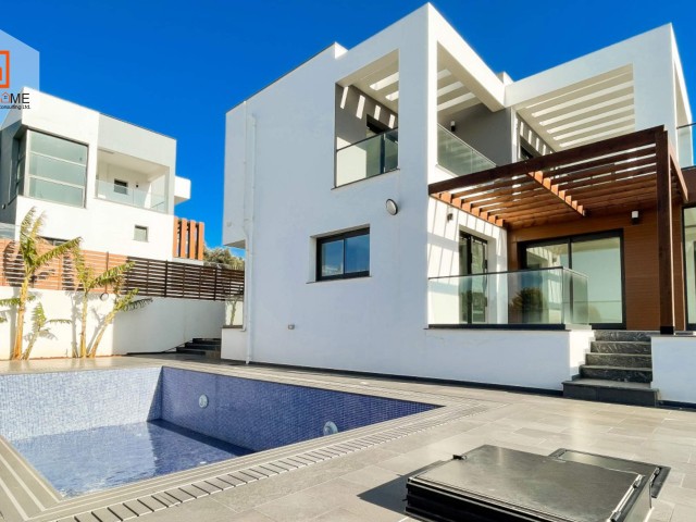 ویلا دوبلکس سه خوابه با استخر اختصاصی و بالکن رو به دریا