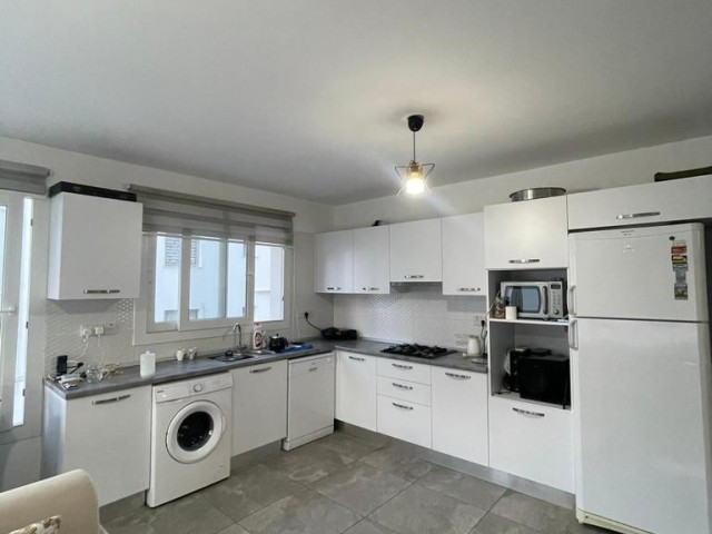 آپارتمان مبله سه خوابه در مرکز شهر گیرنه