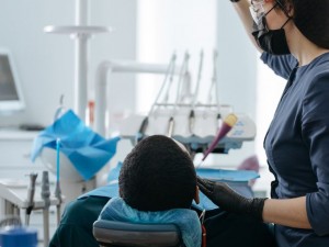 آدرس و شماره تماس و ساعت کاری کلینیک دندانپزشکی اطفال دکتر نجمه اخلاقی