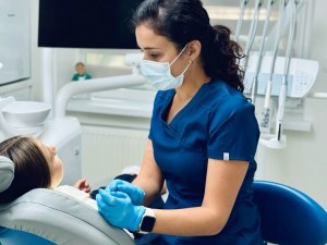 کلینیک دندانپزشکی در خیابان باغ دریاچه