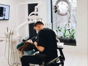 کلینیک دندانپزشکی در خیابان آبشار