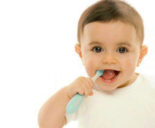 آموزش مراقبت از دندان نوزاد 8 (هشت) ماهه - کلینیک دندانپزشکی اصفهان