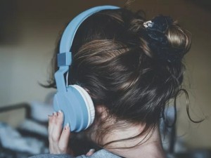 بیش از 1 میلیارد جوان در معرض از دست دادن شنوایی ناشی از "گوش دادن نا امن" هستند