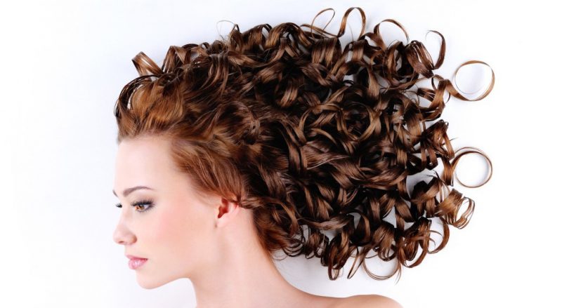 نرم کننده موی فر: ۱۷ بهترین نرم کننده و حالت دهنده طبیعی مو