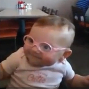 ویدئو : واکنش جالب کودک بعد از بینایی با عینک