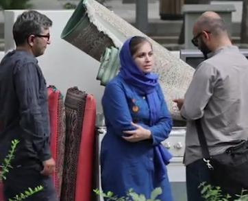 ویدئو :   دوربین مخفی: خانواده ای که اثاث شون رو ریختن تو خیابون!