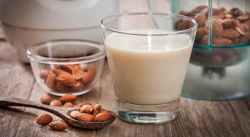 مضرات شیر بادام: ۱۰ جدی ترین عوارض مصرف شیر بادام