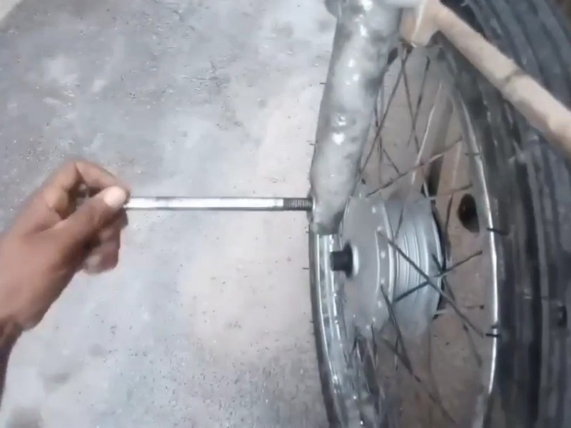 ویدئو :  تعویض لنت جلو موتور سیکلت هندا ۱۳۵سی سی