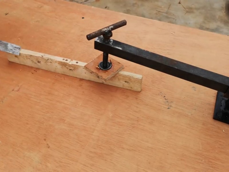 ویدئو :   روش ساخت یک گیره مفید برای نجاری