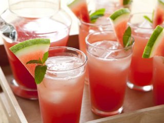 روشی جالب برای گرفتن آب هندوانه......