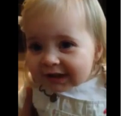 ویدئو -کودکی که سعی میکنه همراه با مامانش بخونه !