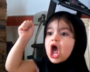 ویدئو : شعار دادن دخمل کوچولو خخخ