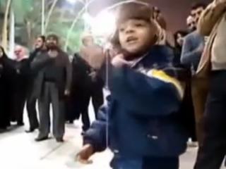 ویدئو :  مداحی کودک ایرانی در بین الحرمین