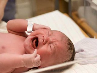 ویدئو :  چگونه در عرض چند ثانیه گریه نوزاد را آرام کنیم