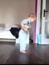 ویدئو :  بازی کردن کودک یک ساله با پدر خود