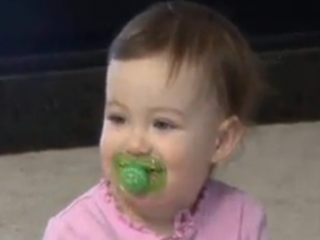 ویدئو :  چه کار کنیم کودکان پستونک را کنار بگذارند ؟