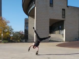 ویدئو :   اسکیت روی دست