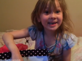 ویدئو :   سورپرایز خنده دار دختر بچه