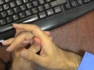 ویدئو : فیلم/ با تیک عصبی چه کار کنیم؟/ از شکستن دست تا تکان دادن پا و کندن موی سر