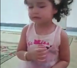 ویدئو :  دختری که در خیال خود می رقصد و می خواند