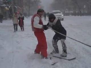 ویدئو :  اسکی بازی در شهر نیویورک در پی برف و کولاک