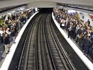 ویدئو :هم وطنهای عزیز اینجوری مترو سوارمیشن !