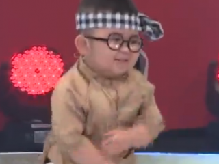 ویدئو:   رقص بسیار خنده دار کودک و افتادن شلوارش