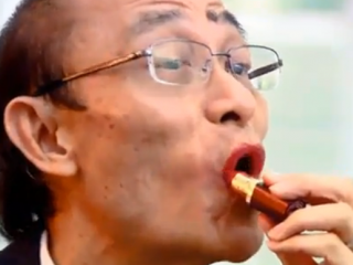 ویدئو :  دوربین مخفی آرایش کردن عجیب مرد