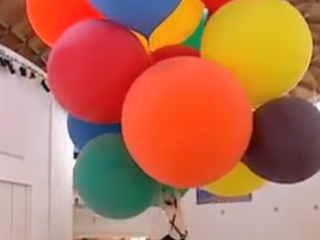 ویدئو : پرواز یک مرد با بادکنک هلیومی! عجب کاری می کنه!