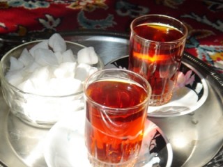 بریزم و دو سه تا استکان بهم بزنم شعری از حسین دلجویی