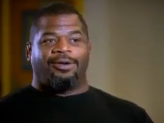 ویدئو : بالا بردن عکس رهبری توسط کشتی گیر آمریکایی